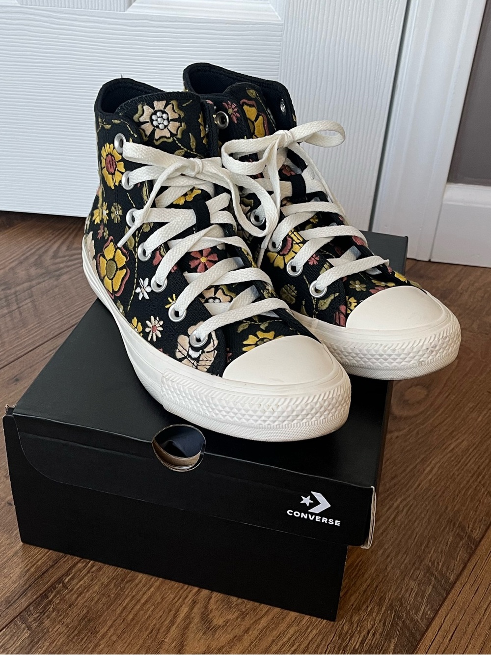 Converse Chuck Taylor All Star Retro Flowers Embroidered - Women’s 7/ Men’s 5
